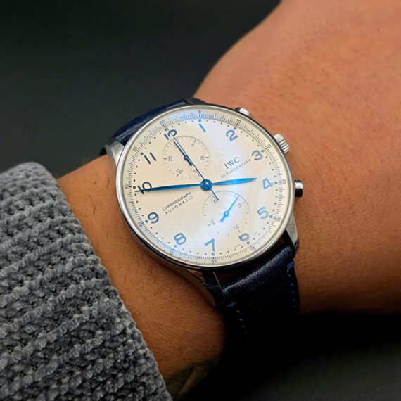 Watches and More_lWC Schaffhausen cronografo con quadrante chiaro e cinturino in pelle blu.