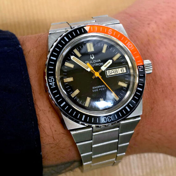 Watches And More_Bulova Accutron Snorkel con quadrante nero e bracciale in acciaio.
