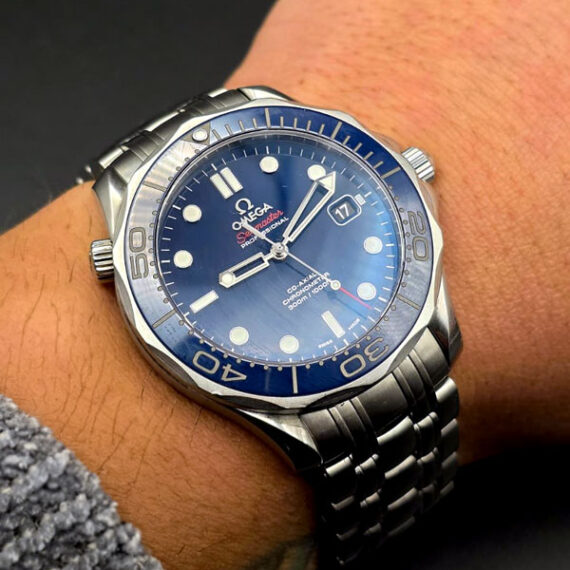 Watches And More_Omega Seamaster con quadrante blu e bracciale in acciaio.